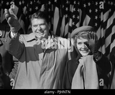 Il Presidente Ronald Reagan e la First Lady Nancy Reagan appaiono insieme durante una festa di compleanno per lui nella sua città natale di Dixon, Illinois nel 1984. Foto Stock
