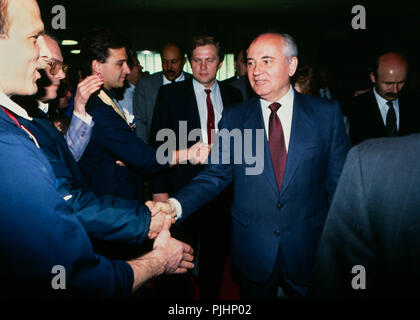 Ex presidente sovietico Mikhail Gorbaciov saluta gli operatori presso il Chicago Board of Trade, ca. 1992. Foto Stock