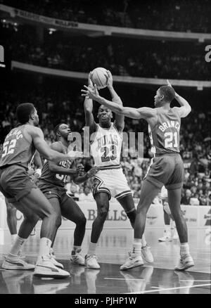 Chicago Bulls NBA superstar gioca contro il New Jersey Nets durante una partita di basket nel 1984. Foto Stock