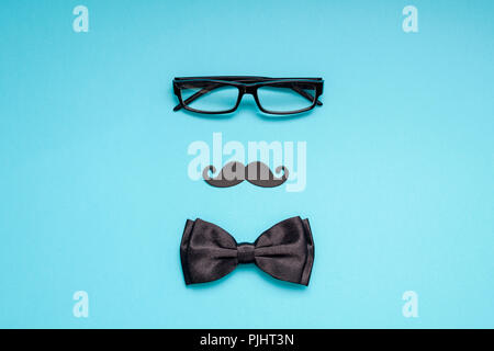 Creative overhead flatlay vista superiore retro nero elegante carta Photo Booth puntelli baffi turchese copia di sfondo spazio. Gli uomini della coscienza sanitaria mese Foto Stock