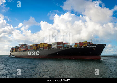 MIAMI, Stati Uniti d'America - circa agosto 2018: trasporto container nave 'MSC di Lisbona", entrando in porto attraverso un canale stretto in corrispondenza della punta di South Beach Foto Stock