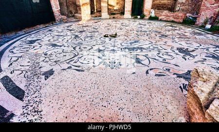 Il mosaico policromo della sala circolare dei sette savi terme di Ostia Antica - Roma Foto Stock