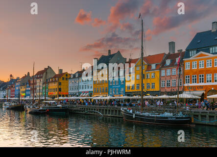 Nyhavn (nuovo porto) è un monastero del XVII secolo waterfront, canal e dal quartiere dei divertimenti di Copenhagen, Danimarca. Foto Stock