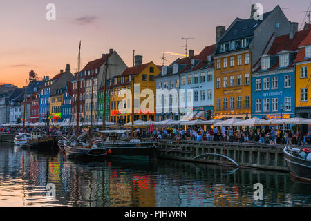 Nyhavn (nuovo porto) è un monastero del XVII secolo waterfront, canal e dal quartiere dei divertimenti di Copenhagen, Danimarca. Foto Stock