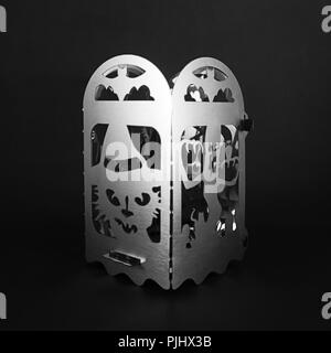 L'idea di candelieri per Halloween. Fatte a mano. Home decorazione su sfondo nero Foto Stock