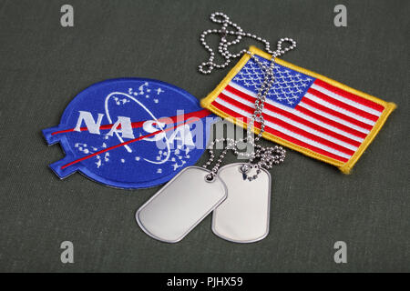 15 Marzo 2018 - la Nazionale Aeronautica e Spaziale Administration (NASA) emblema patch e dog tag sul verde sfondo uniforme Foto Stock