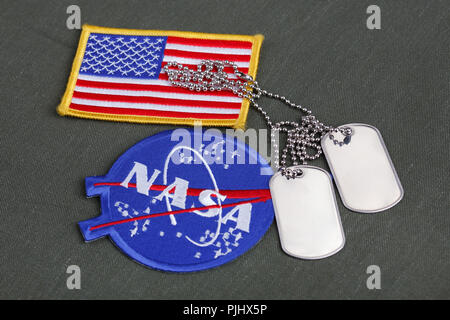 15 Marzo 2018 - la Nazionale Aeronautica e Spaziale Administration (NASA) emblema patch e dog tag sul verde sfondo uniforme Foto Stock