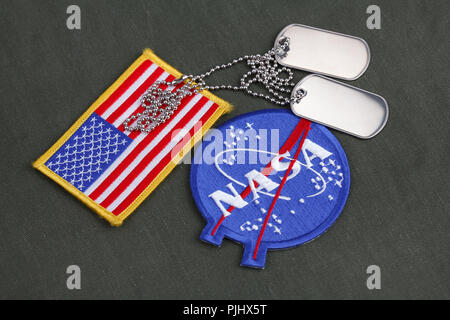 15 Marzo 2018 - la Nazionale Aeronautica e Spaziale Administration (NASA) emblema patch e dog tag sul verde sfondo uniforme Foto Stock