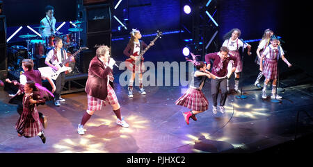 Pic mostra: scuola di roccia finale a Gillian Lynne teatro in Drury Lane. I ragazzi del cast di rock con Ed Scheebly e Dewey Finn ha suonato da Alan Pe Foto Stock