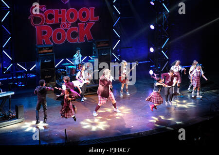 Pic mostra: scuola di roccia finale a Gillian Lynne teatro in Drury Lane. I ragazzi del cast di rock con Ed Scheebly e Dewey Finn ha suonato da Alan Pe Foto Stock