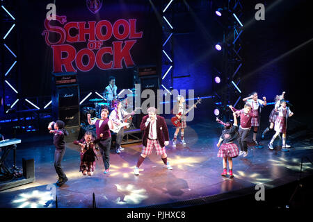 Pic mostra: scuola di roccia finale a Gillian Lynne teatro in Drury Lane. I ragazzi del cast di rock con Ed Scheebly e Dewey Finn ha suonato da Alan Pe Foto Stock