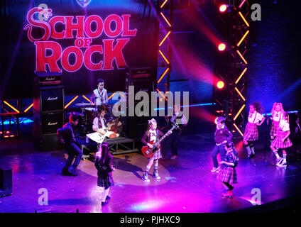 Pic mostra: scuola di roccia finale a Gillian Lynne teatro in Drury Lane. I ragazzi del cast di rock con Ed Scheebly e Dewey Finn ha suonato da Alan Pe Foto Stock