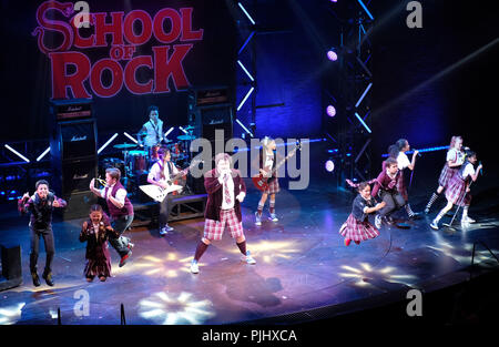 Pic mostra: scuola di roccia finale a Gillian Lynne teatro in Drury Lane. I ragazzi del cast di rock con Ed Scheebly e Dewey Finn ha suonato da Alan Pe Foto Stock