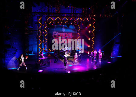 Pic mostra: scuola di roccia finale a Gillian Lynne teatro in Drury Lane. I ragazzi del cast di rock con Ed Scheebly e Dewey Finn ha suonato da Alan Pe Foto Stock