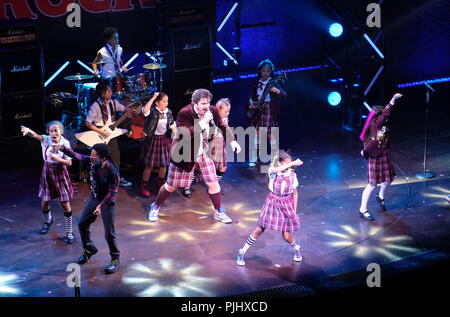 Pic mostra: scuola di roccia finale a Gillian Lynne teatro in Drury Lane. I ragazzi del cast di rock con Ed Scheebly e Dewey Finn ha suonato da Alan Pe Foto Stock