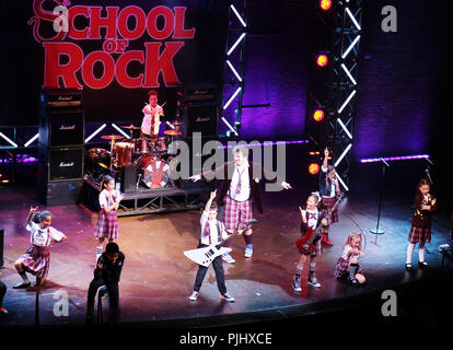 Pic mostra: scuola di roccia finale a Gillian Lynne teatro in Drury Lane. I ragazzi del cast di rock con Ed Scheebly e Dewey Finn ha suonato da Alan Pe Foto Stock