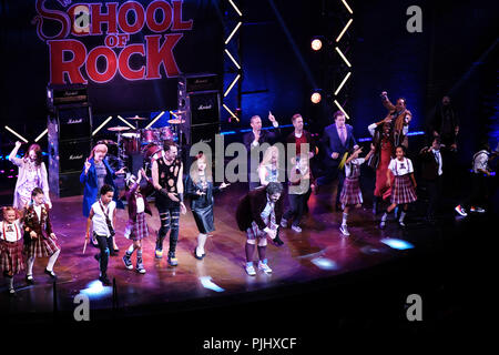 Pic mostra: scuola di roccia finale a Gillian Lynne teatro in Drury Lane. I ragazzi del cast di rock con Ed Scheebly e Dewey Finn ha suonato da Alan Pe Foto Stock