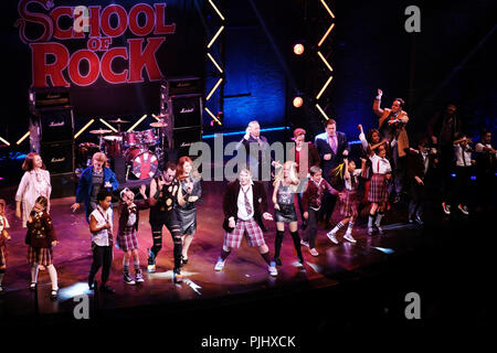 Pic mostra: scuola di roccia finale a Gillian Lynne teatro in Drury Lane. I ragazzi del cast di rock con Ed Scheebly e Dewey Finn ha suonato da Alan Pe Foto Stock