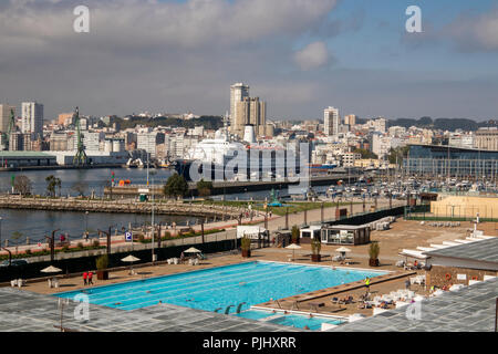 Spagna Galizia, A Coruña, piscina di Hotel NH Collection A Coruña Finisterre, dal terminal crociere Foto Stock