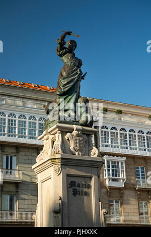 L'ESP214 Spagna Galizia, A Coruña, Praza de María Pita, Maria Pita statua, eroe di Francis Drake's attacco Foto Stock