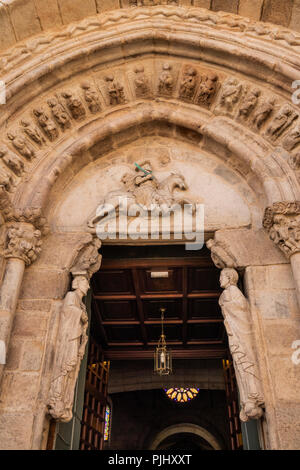 Spagna Galizia, A Coruña, città vecchia, Rua Santiago, Iglesia de Santiago, scolpita in pietra sopra arco ingresso dell antica chiesa Foto Stock