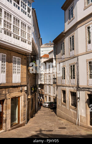 Spagna Galizia, A Coruña, città vecchia, Rua Santiago, stretto vicolo che conduce alla Iglesia de Santiago Foto Stock