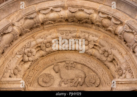 Spagna Galizia, A Coruña, città vecchia, Rua Santiago, Iglesia de Santiago, scolpiti arcata in pietra sopra le porte Foto Stock