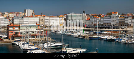 Spagna Galizia, A Coruña, porto, Waterfront Park e marina da vetrate edifici waterfront, panoramica Foto Stock