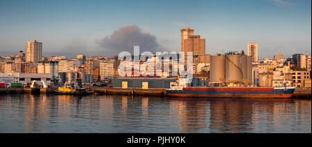 Spagna Galizia, A Coruña, porto, waterfront al tramonto, Eems Exe petroliera al quay panoramic Foto Stock