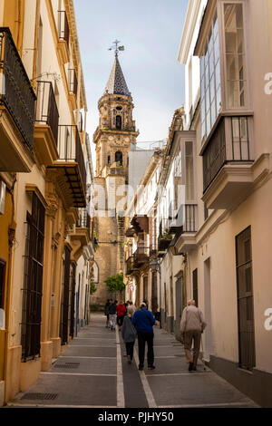 La Spagna, a Jerez de la Frontera, Calle San Pablo, il campanile della chiesa di San Miguel Foto Stock