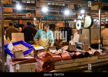 La Spagna, a Jerez de la Frontera, Plaza de Abastos, Mercado Central, centrale mercato del pesce, stallholder il taglio di filetti di tonno Foto Stock