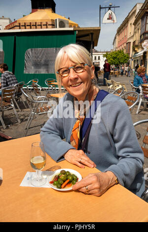 La Spagna, a Jerez de la Frontera, Plaza de Abastos, Mercado Central, senior turista nella caffetteria sul marciapiede tabella Foto Stock