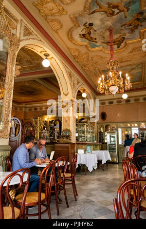 Spagna, Cadiz, Plaza de Candelaria, Royalty caffetteria decorata tradizionalmente interno Foto Stock