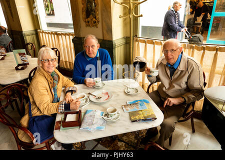 Spagna, Cadiz, Plaza de Candelaria, Royalty Café, senior turisti in decorata tradizionalmente interno Foto Stock