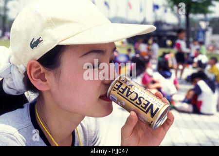 Le persone a un streetfood ristorante nel centro di Seul in Corea del Sud in EastAasia. Southkorea, Seoul, Maggio 2006 Foto Stock