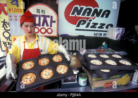 Le persone a un streetfood ristorante nel centro di Seul in Corea del Sud in EastAasia. Southkorea, Seoul, Maggio 2006 Foto Stock