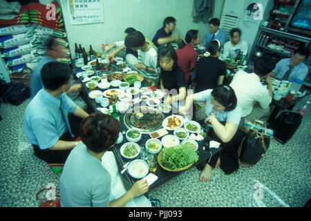 Le persone a un streetfood ristorante nel centro di Seul in Corea del Sud in EastAasia. Southkorea, Seoul, Maggio 2006 Foto Stock