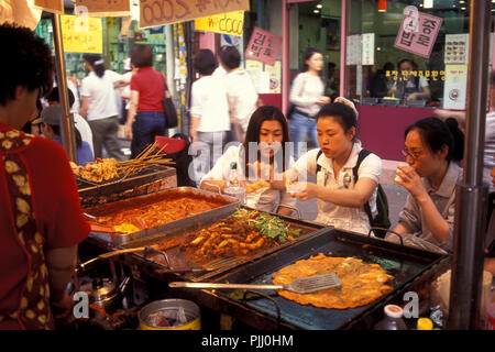 Le persone a un streetfood ristorante nel centro di Seul in Corea del Sud in EastAasia. Southkorea, Seoul, Maggio 2006 Foto Stock