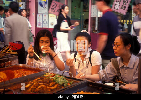 Le persone a un streetfood ristorante nel centro di Seul in Corea del Sud in EastAasia. Southkorea, Seoul, Maggio 2006 Foto Stock