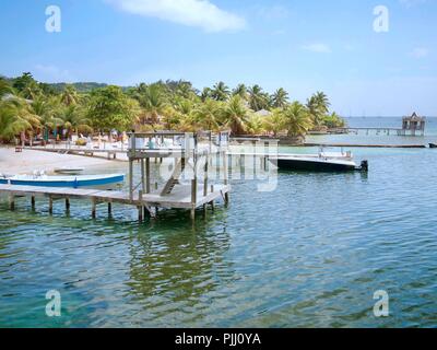 West End Beach con la pesca barche ormeggiate in Roatan, Honduras Foto Stock