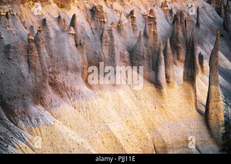 Pre alba candelette sul torreggiante pomice vulcanica guglie sapere come i pinnacoli lungo Wheeler Creek in Oregon il parco nazionale di Crater Lake. Foto Stock