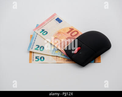 Vista dall'alto in basso sul mouse del computer sul denaro Euro Bills Foto Stock