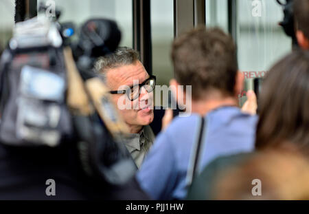 Tom Watson MP (Manodopera: West Bromwich Est / vice leader laburista) al di fuori del partito laburista HQ per dare una breve dichiarazione alla stampa mentre discutono di anti- Foto Stock