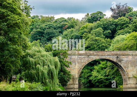 Vista dalla valle di Prebends Bridge, uno dei tre-pietra ponti ad arco in Durham, Regno Unito Foto Stock