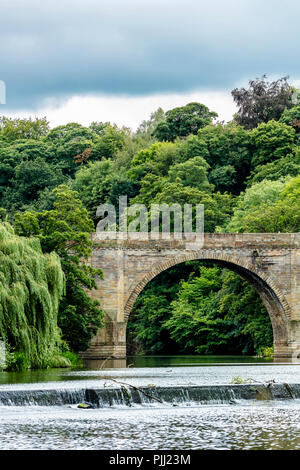 Vista dalla valle di Prebends Bridge, uno dei tre-pietra ponti ad arco in Durham, Regno Unito Foto Stock