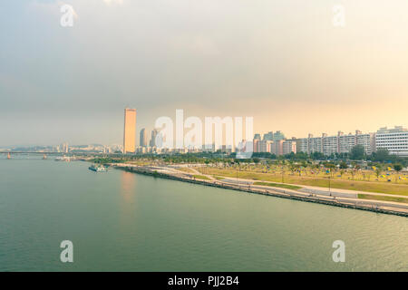 Seoul, Corea del Sud - 25 Settembre 2015: Fiume Hangang parco paesaggio di sera vista panoramica del fiume pubblico spazio ricreativo, Seoul Foto Stock