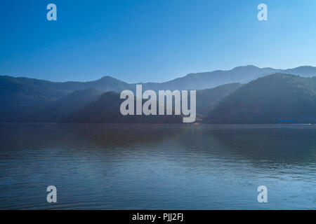 Layered mountain vista panoramica Nami Island, Chuncheon, Gangwon Provincia Foto Stock