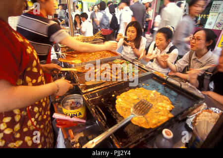 Le persone a un streetfood ristorante nel centro di Seul in Corea del Sud in EastAasia. Southkorea, Seoul, Maggio 2006 Foto Stock