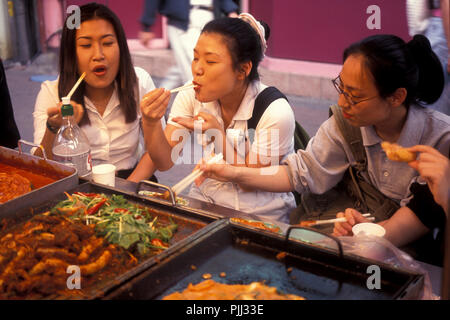 Le persone a un streetfood ristorante nel centro di Seul in Corea del Sud in EastAasia. Southkorea, Seoul, Maggio 2006 Foto Stock