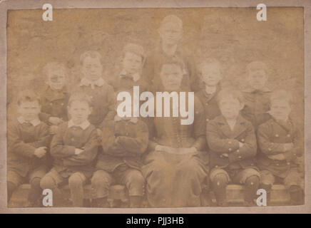 Victorian Glasgow, Scozia scheda armadio di una Signora insegnante con la sua scuola gli alunni Foto Stock